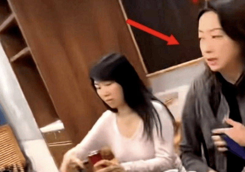 75岁谭咏麟现身茶餐厅吃饭,53岁女友也在保养得宜,两人育有一子