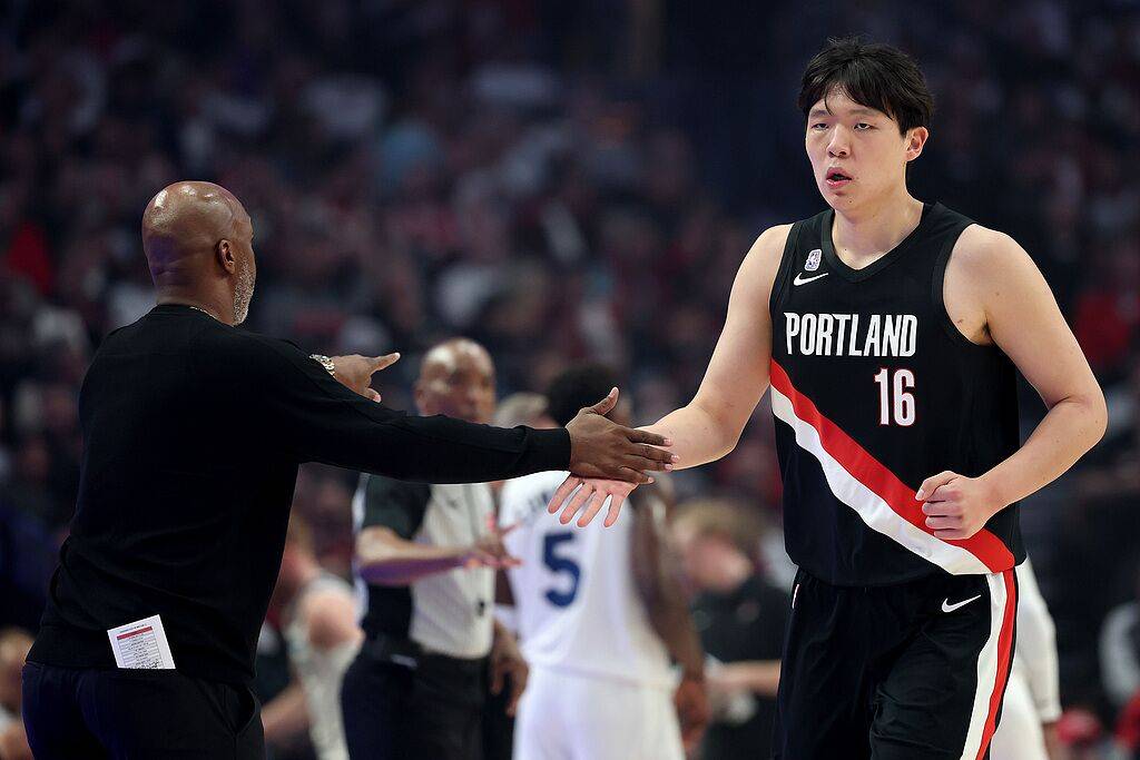 原创             杨瀚森NBA首秀冷启动 2分1板暂时还在体系之外？