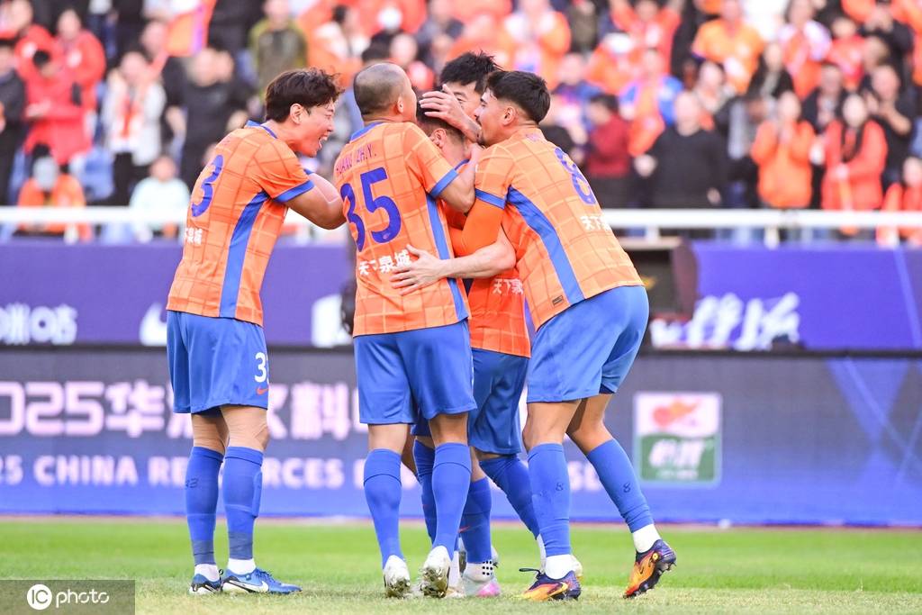 中超-卡扎伊什维利建功泽卡头球破门 泰山2-1胜10人津门虎