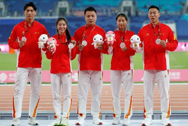 全运会赛场公开恋情 何锦櫶亲吻刘峡君并合影(图)