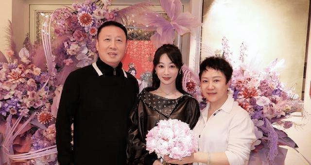 关系藏不住了，杨紫生日晒全家福，李现异常活跃张一山却沉默了