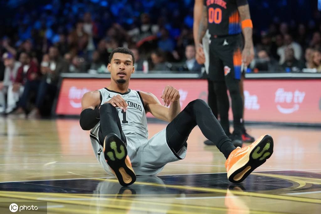 马刺丢NBA杯暴露最大软肋 三后卫平均主义行不通？