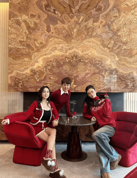 奚梦瑶和小姑子处成闺蜜！圣诞一周都形影不离，陪完婆婆又陪老公