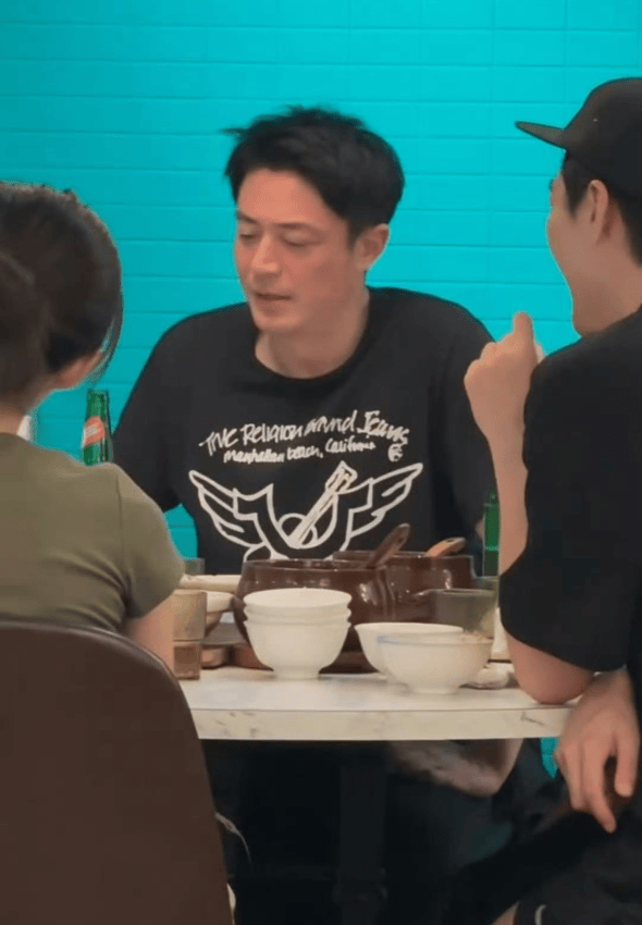 林心如为老公庆生！亲手做猪脚面配着红酒，蛋糕上是女儿爱的雪宝