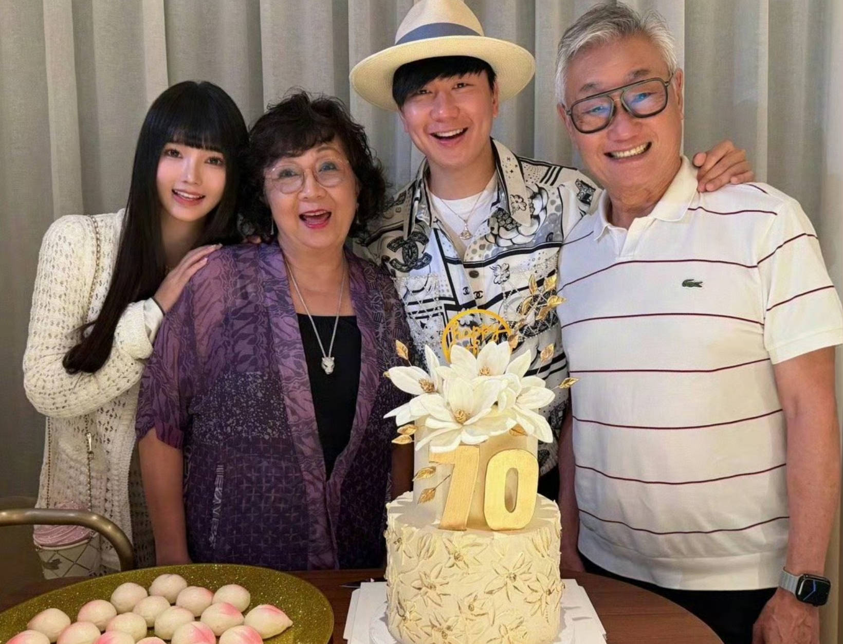 林俊杰女友七七颜值火出圈!AI建模脸撞脸芭比,21岁年龄差吵翻全网