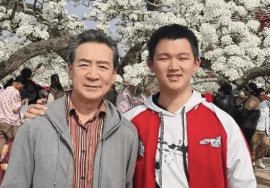 “你为什么这么老才生我？”71岁老戏骨发文称被18岁儿子嫌弃，看得人心酸：他用半生演活了别人，却演砸了自己的父亲角色