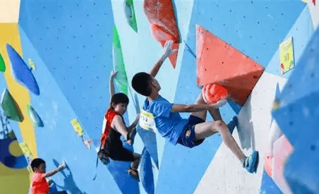 吕文扬体育之星推动大众攀岩运动安全标准在