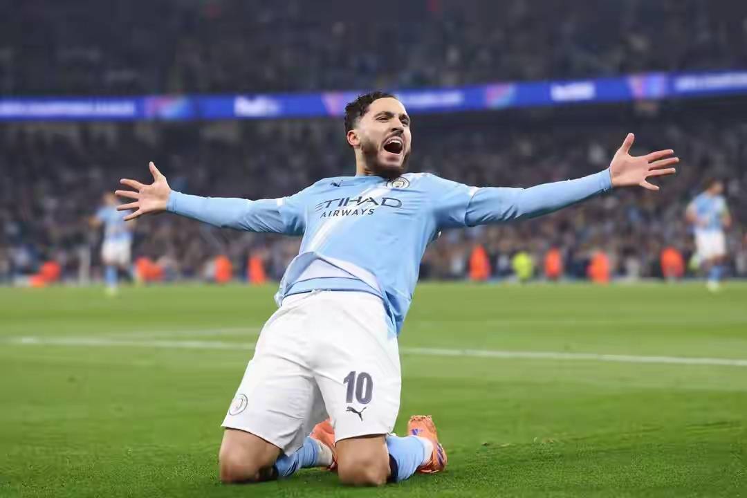 英格兰足球超级联赛狂砸2亿转会费！曼城5分落后+4线作战夺冠必？