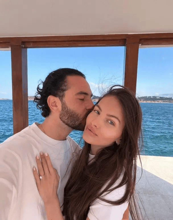 全球最美女孩晒照官宣订婚 六岁时因一张照片走红全世界