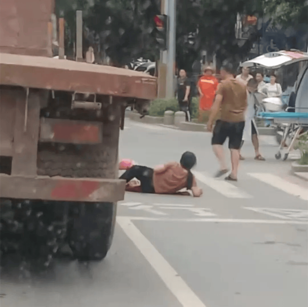 藤县种子公司对出路段 电动车与大货车发生车祸现场一幕不忍直视 盲区 驾驶员 行人