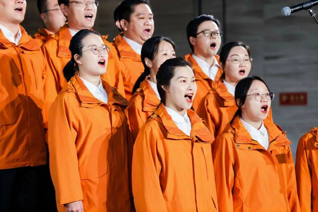 最后，来自省地质院的地质队员们，一起唱响《勘探队员之歌》。返回搜狐