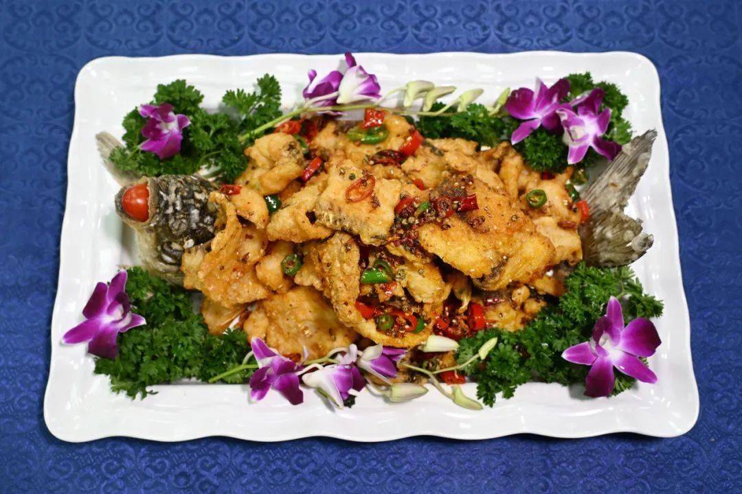 神马：澳门一码精准-经典干锅风味，香菇鸡带你品尝地道美食！