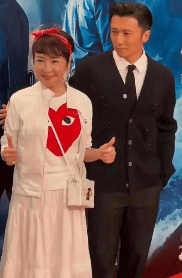 一张照片，戳穿谢贤当年挖墙脚真相，谢霆锋妈妈竟比赵雅芝还美