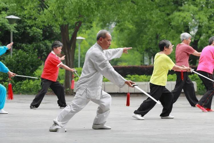 50岁后坚持晨练，比不常晨练患心梗风险高数倍？医生：3点很重要