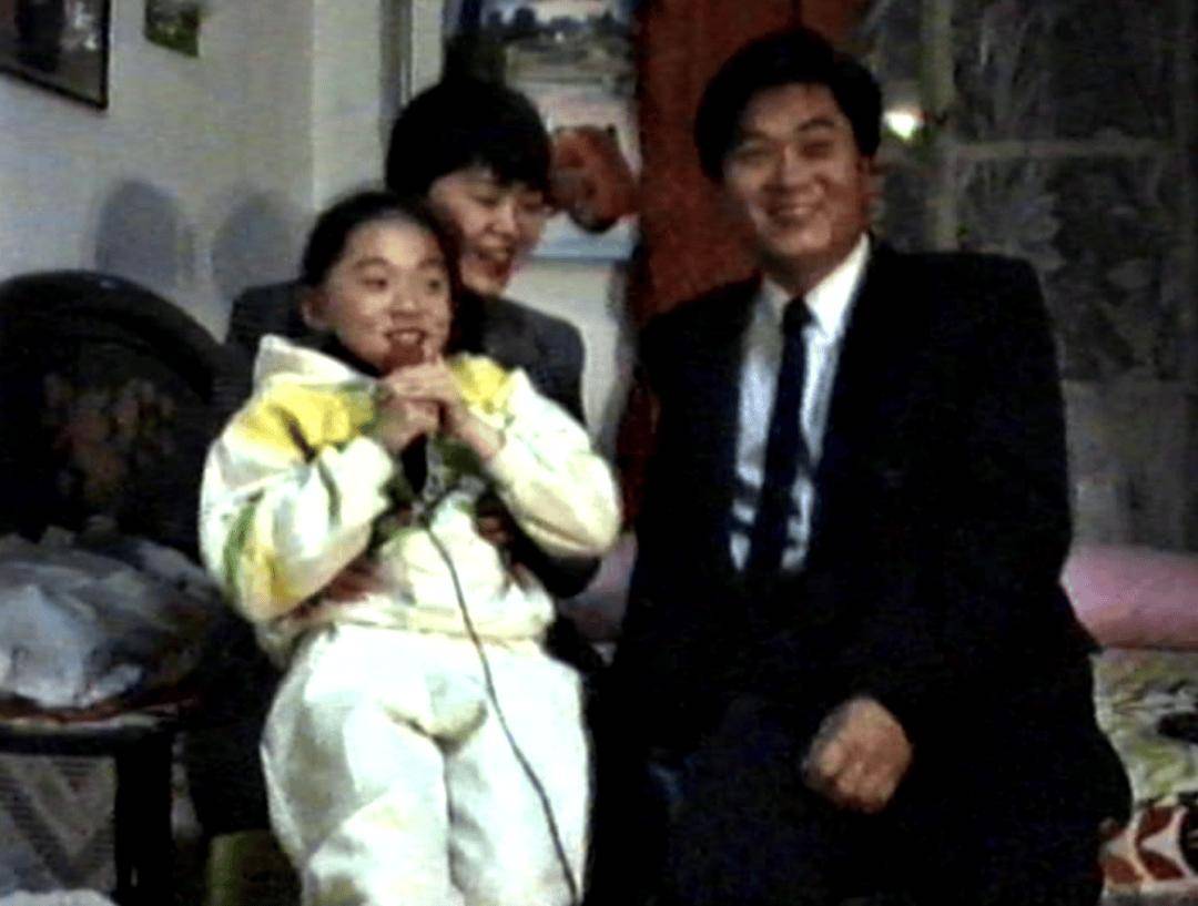 1994年：“小时候，爸爸会用录像机给我们录像，那些画面至今还保留在录像