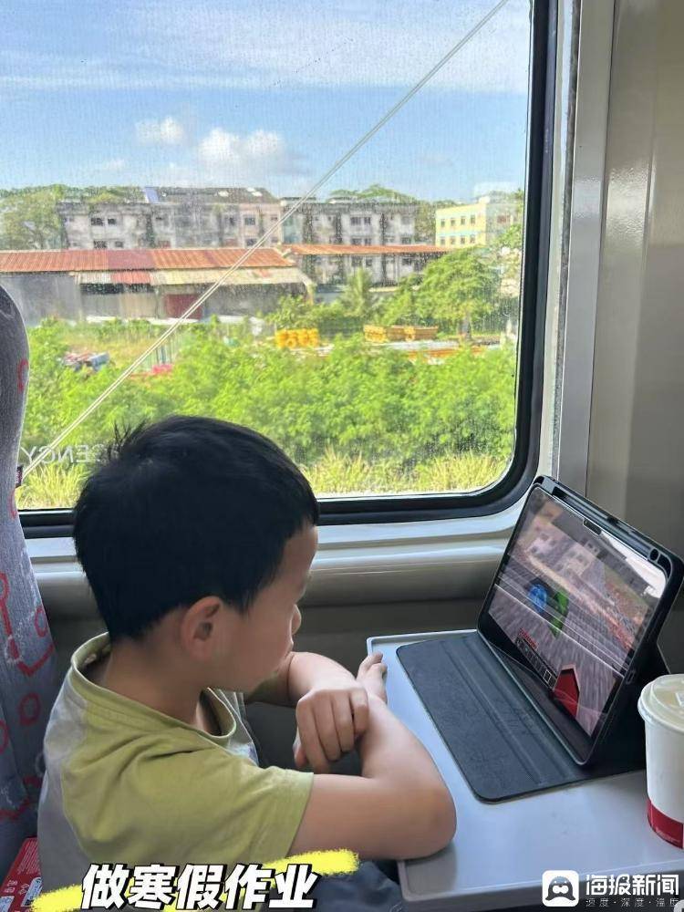 “爸妈带娃从新加坡坐火车回成都” 孩子爸爸：12天10段火车坐了65个小时孩子在上做寒假作业1xBET入口(图2)
