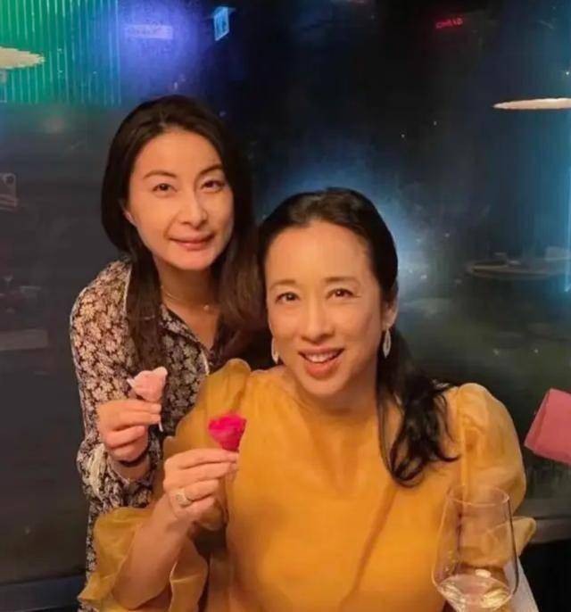 郭晶晶素颜爬山：在豪门烟火气里活出真实的贵气