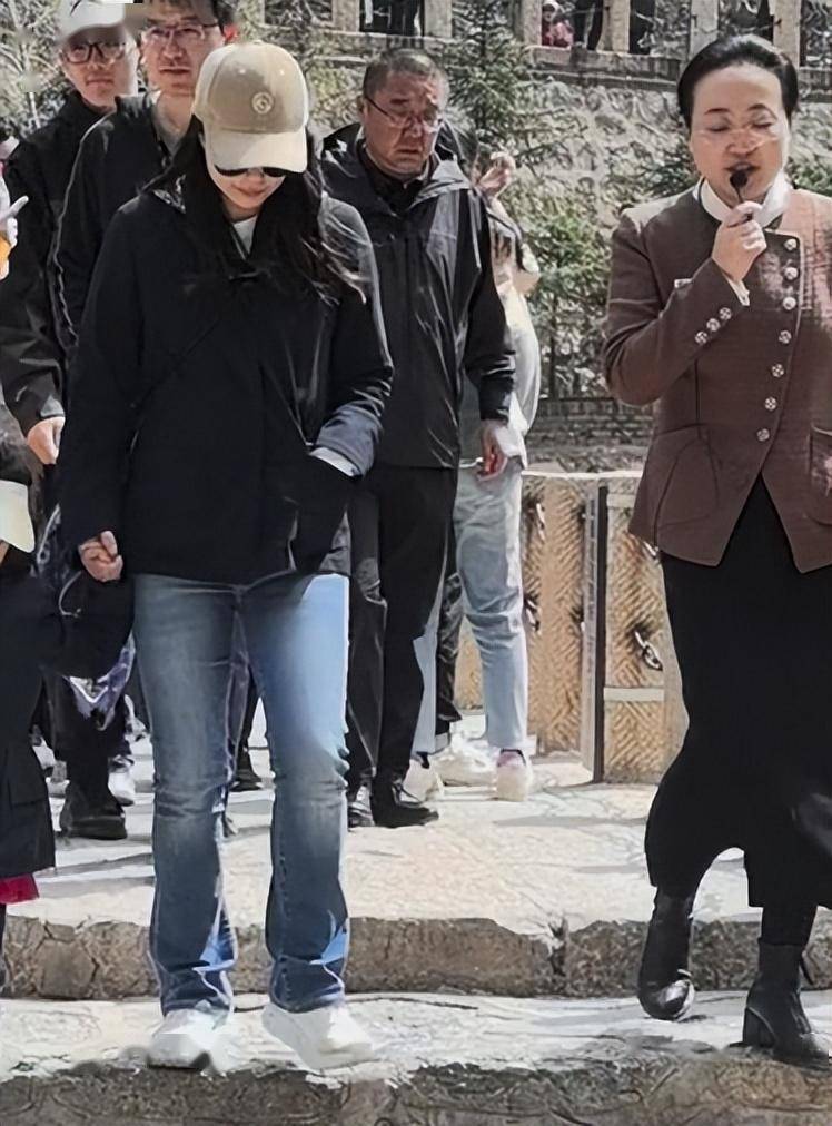 原创郭晶晶携家人现身寺庙，三个孩子罕见同框，79岁霍震霆被孙子搀扶