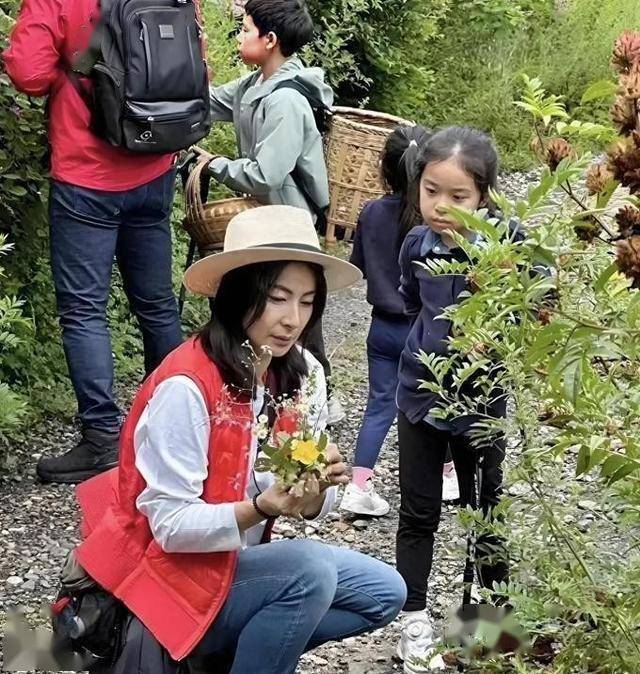 43岁郭晶晶和家人旅游，入住四合院民宿，穿着低调，脸色苍白憔悴