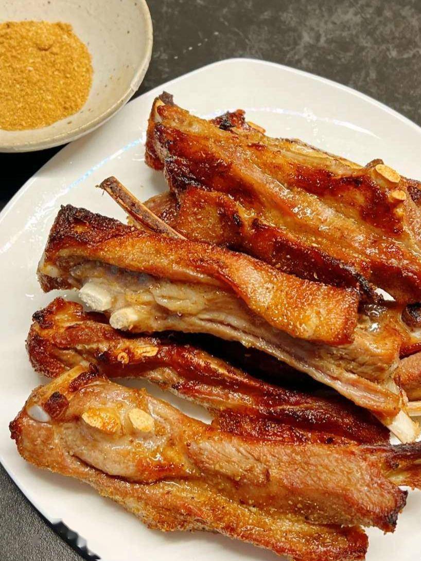 诱人烤羊排的绝招来啦，腌制时加这一味，肉质鲜嫩，香气四溢