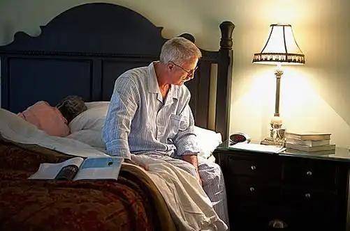 “8小时睡眠论”是错的？医生：年过65岁后，最佳睡眠时间是多久