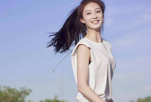 冯琳担任复旦大学校庆主持人，毕业半年落户上海，成东方卫视一姐