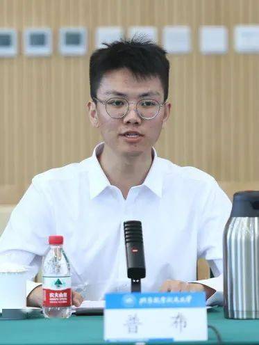 青春担当、逐梦远航!党委书记赵长禄、校长王云鹏与毕业生代表座谈