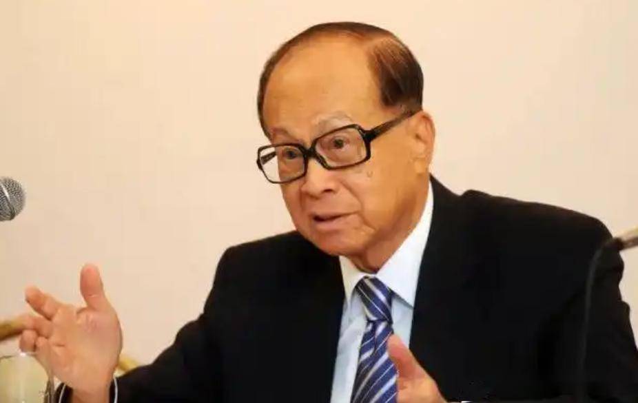 香港导演王晶，对李嘉诚家族的评价，引起了网友的热议和讨论