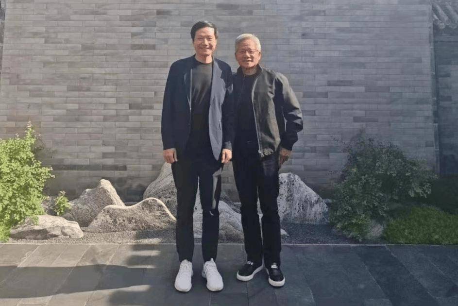 英伟达 CEO 黄仁勋今年第三次来华，与雷军亲密合影曝光