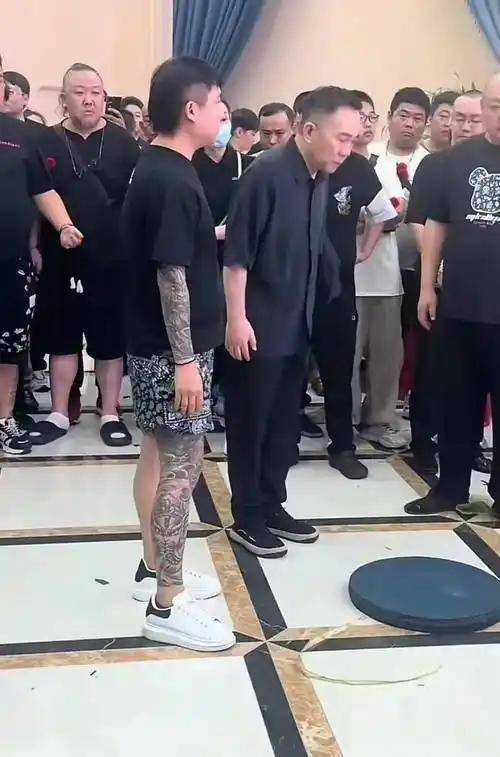 杨少华葬礼上最诡异一幕：儿子杨议前脚哭到晕厥，后脚翘腿玩核桃
