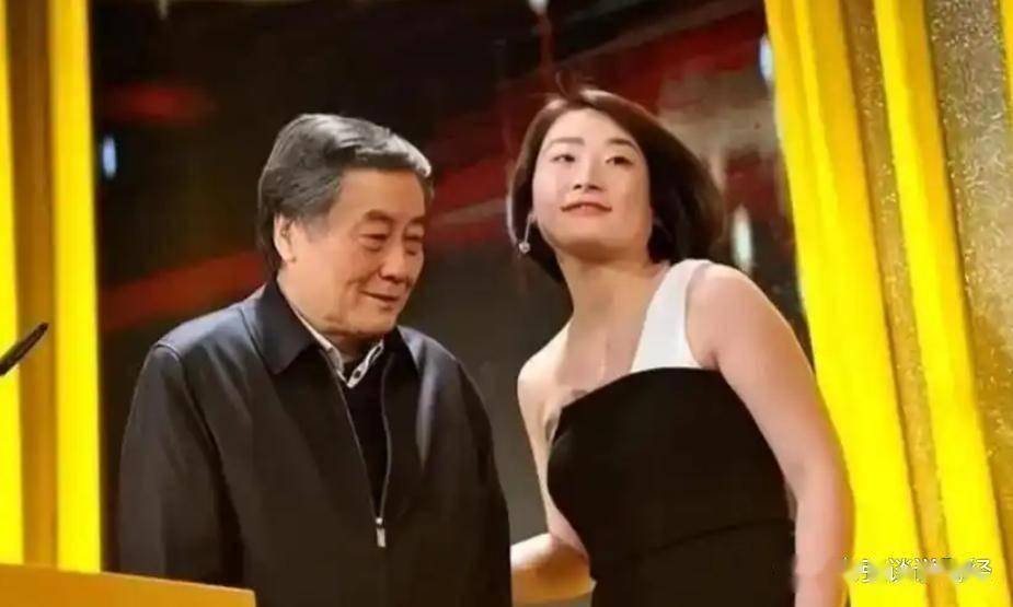 宗馥莉亮出两证，闹剧落幕！