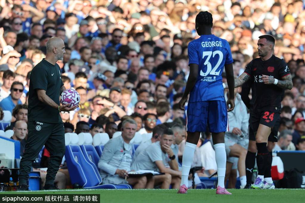 错失绝杀！桑托斯无人防守打门离谱高出，场边的马雷斯卡抱头无奈