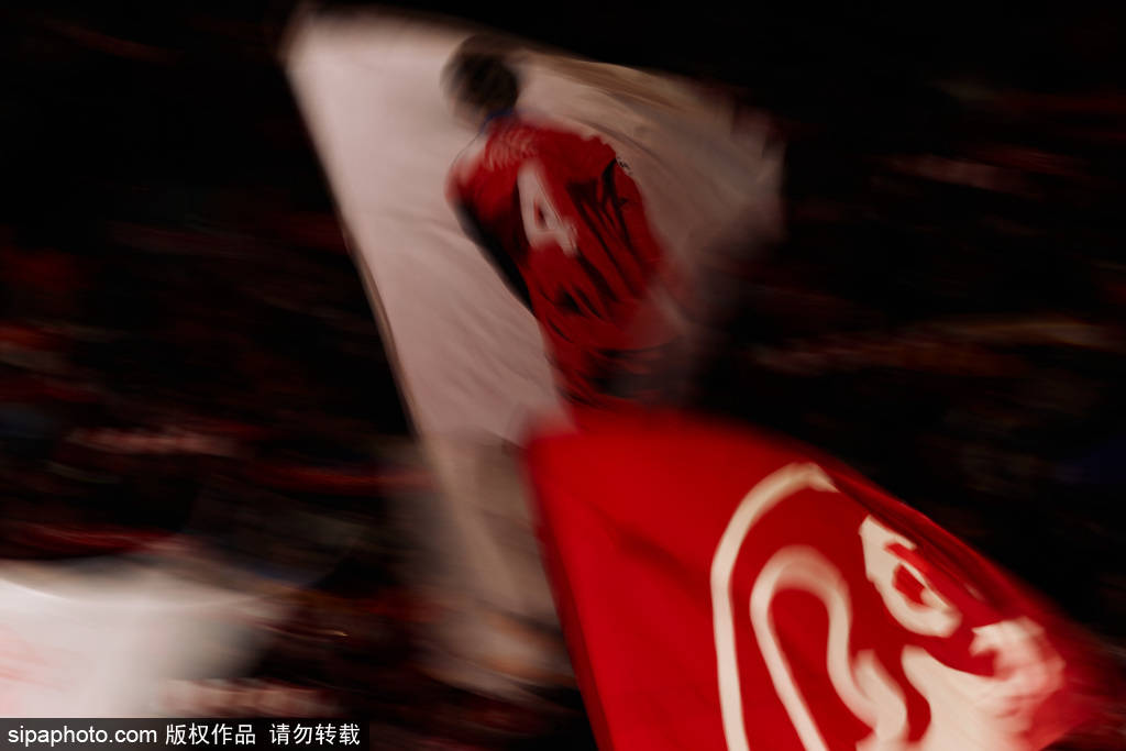 赫拉芬贝赫神仙球！詹俊：请叫他范巴斯滕贝赫，30分钟传射建功！