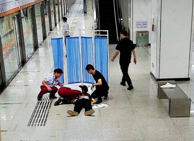 17分钟！武汉地铁生死急救，多人联手抢回一条年轻生命