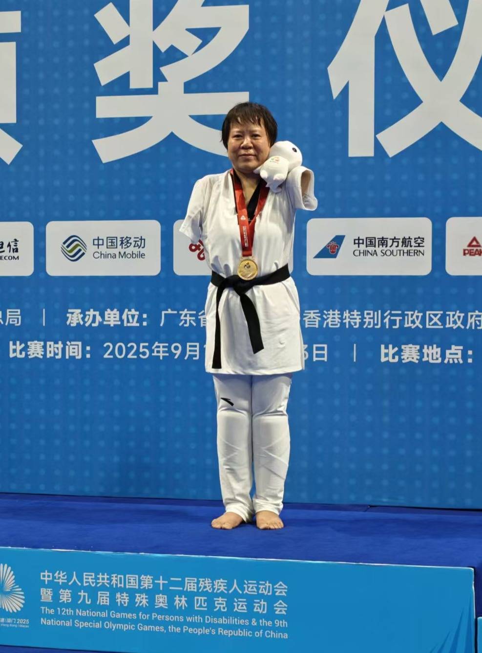 湖南株洲52岁无臂大姐瞒着儿子学跆拳道，竟成为全国冠军：原来我是个特别有用的人！