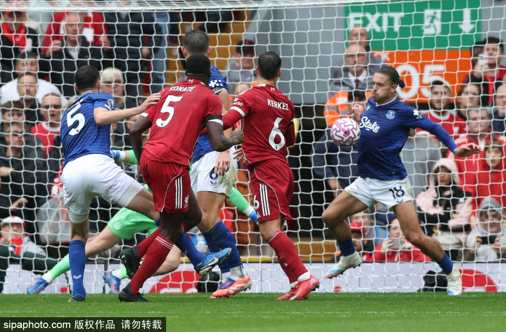 曼联逆袭利物浦！马奎尔与姆贝莫的精彩表现背后，隐藏了哪些战术细节？