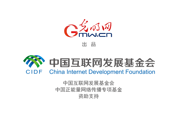 一女子在上海地铁车厢内吸电子烟，地铁客服回应