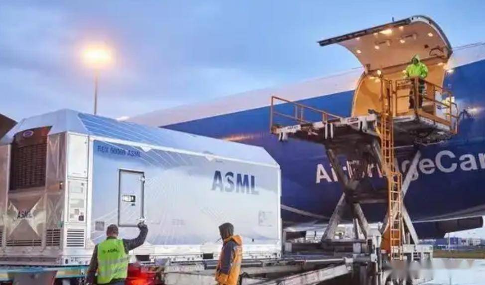 号外!荷兰当局在10月31日宣布将禁售DUV光刻机,荷兰这个举动被外界视作对东方大国发展的遏制,但其代价首先砸在了本国企业身上