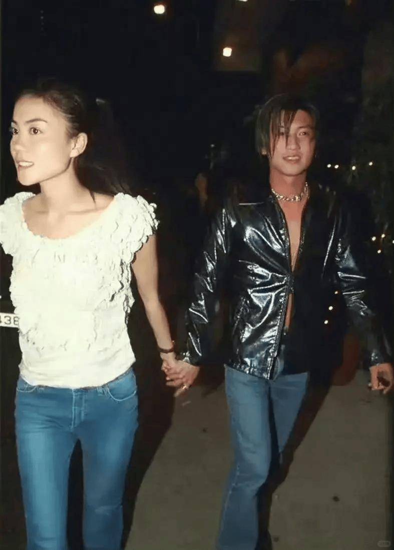 谢霆锋生日和父母聚会!谢贤老到不敢认,狄波拉涂绿指甲油似少女