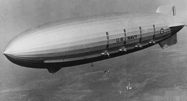 空中与水下的意外邂逅：飞艇对抗潜艇的真实故事