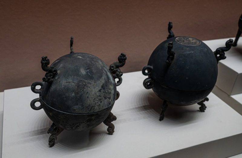 绵阳市博物馆展出战国青铜器刻“李世民”？馆方回应：系文物流转中被刻字