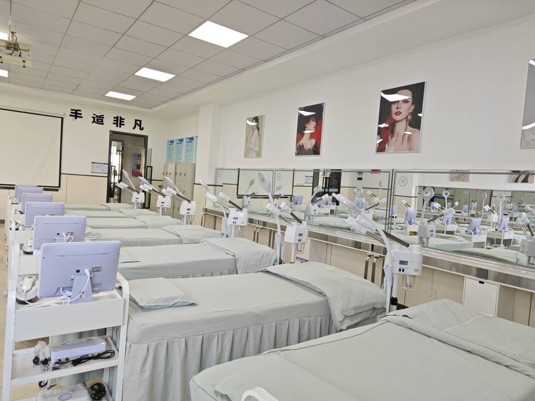 阐释化妆培训学校怎么选择结合美发及短期学