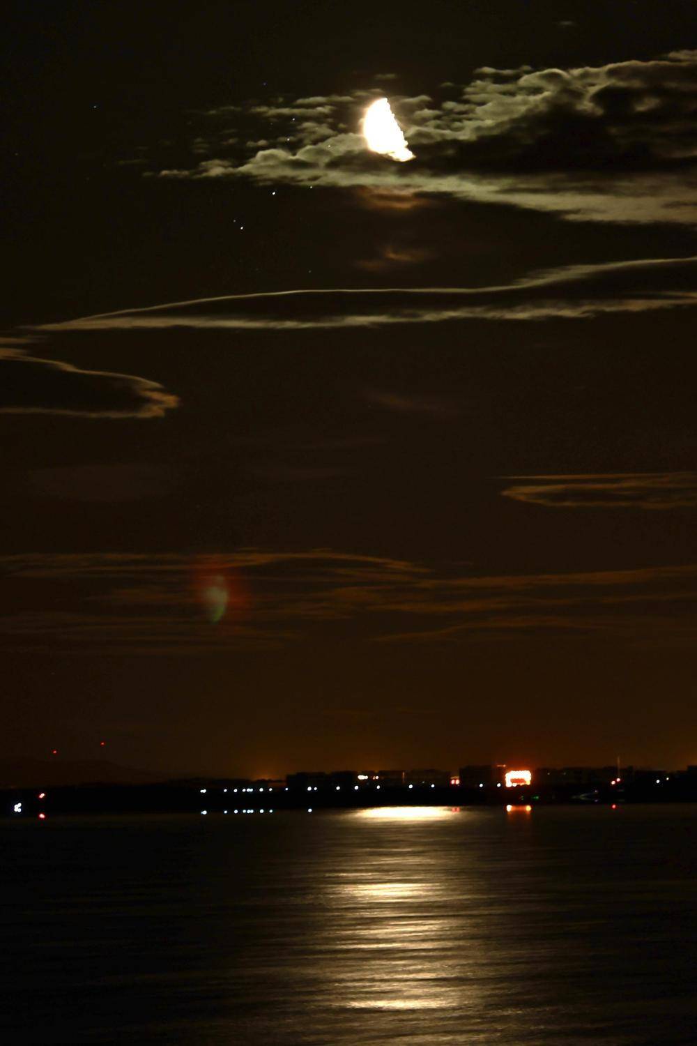 3月23日浪漫天象:蛾眉月“牵手”昴星团