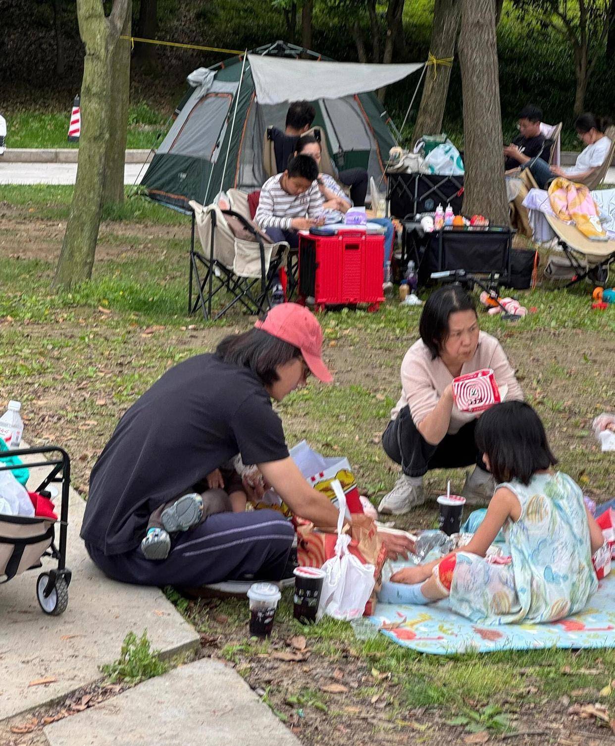 宋宁峰出轨风波后公园露面！长发好邋遢、胳膊疑有伤狗仔喊话要曝更多黑料-第5张图片-