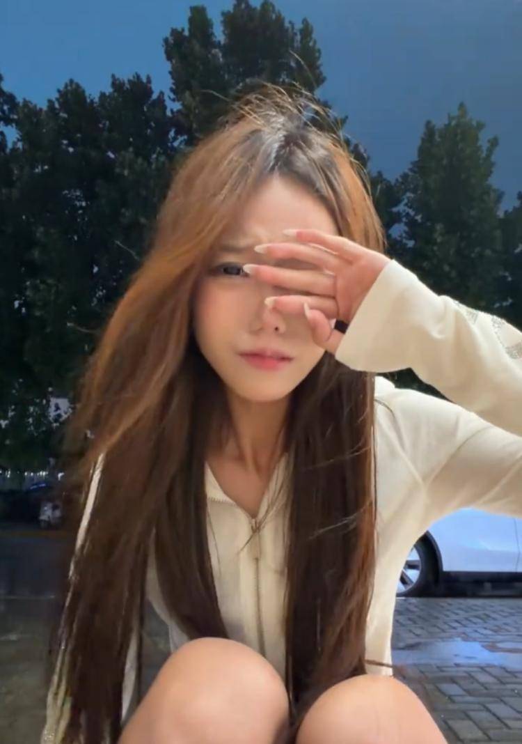 女网红买衣服试穿半小时还追问店家货源事后嫌态度差发视频网暴商家老板娘晒监控打脸