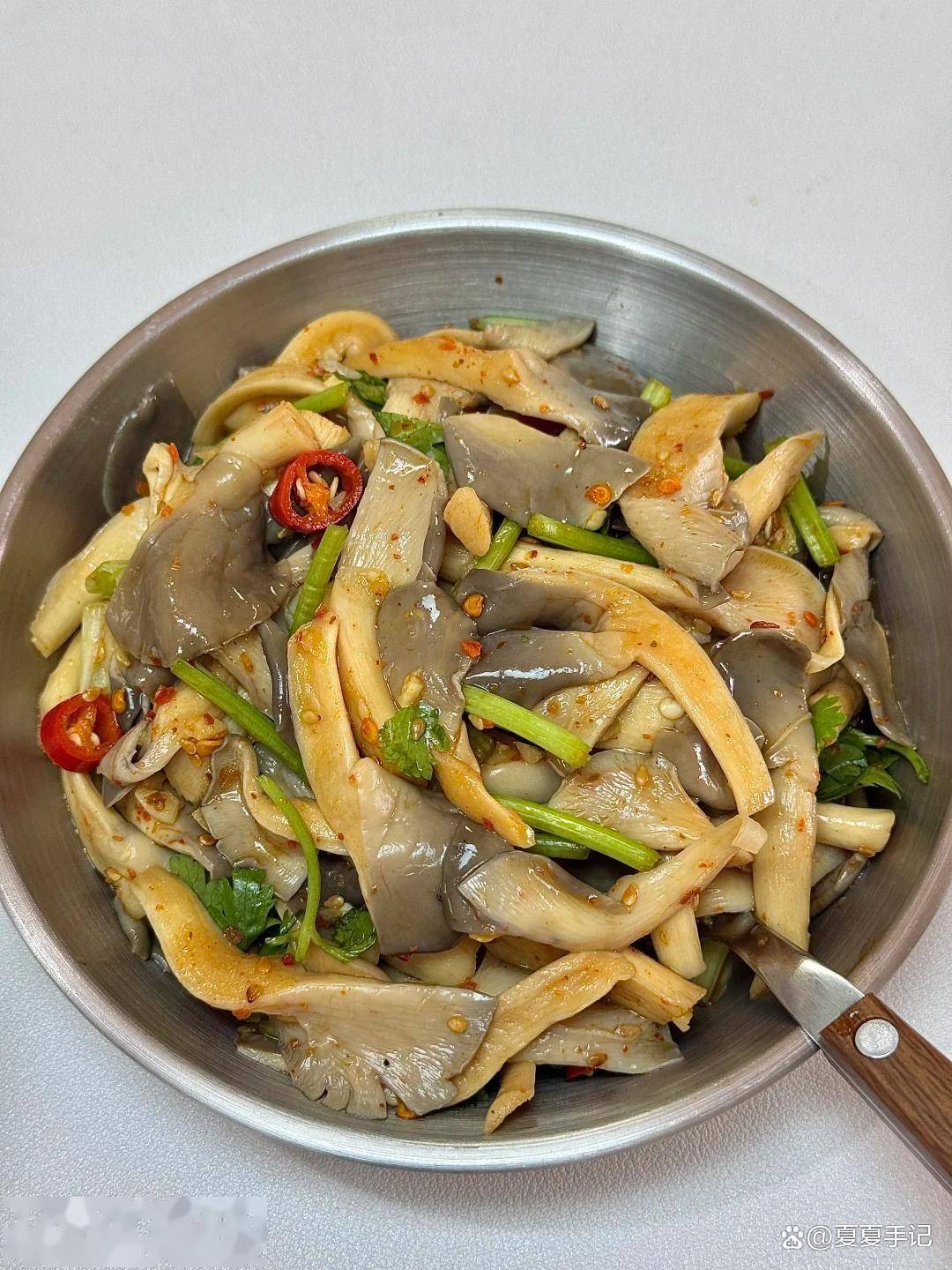
        平菇简单家常做法，鲜香滑嫩入味，比干锅平菇还好吃
