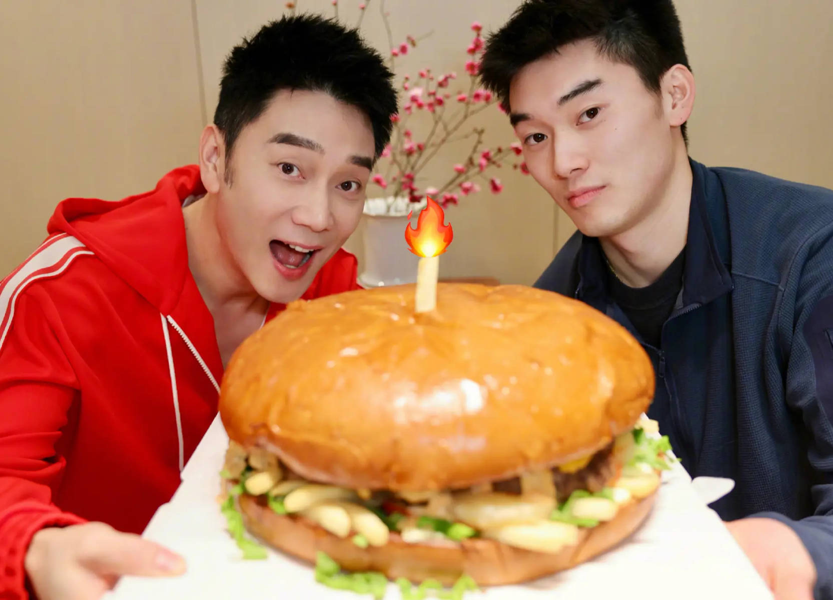 林依轮晒照为儿子庆祝21岁生日父子俩颜值似兄弟