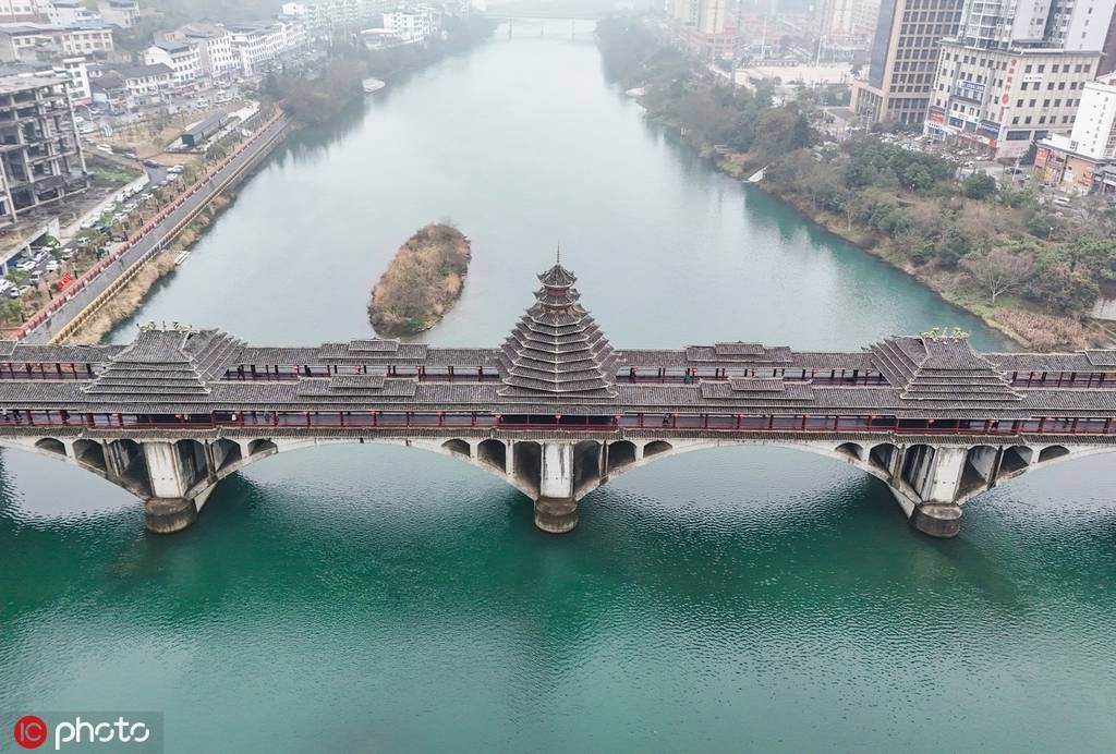 航拍贵州玉屏最不可思议桥梁建有塔亭檐角飞翘