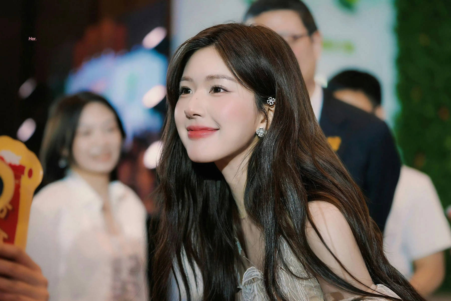 赵露思化白开水妆容清透纯欲 穿叶片薄纱裙似花仙