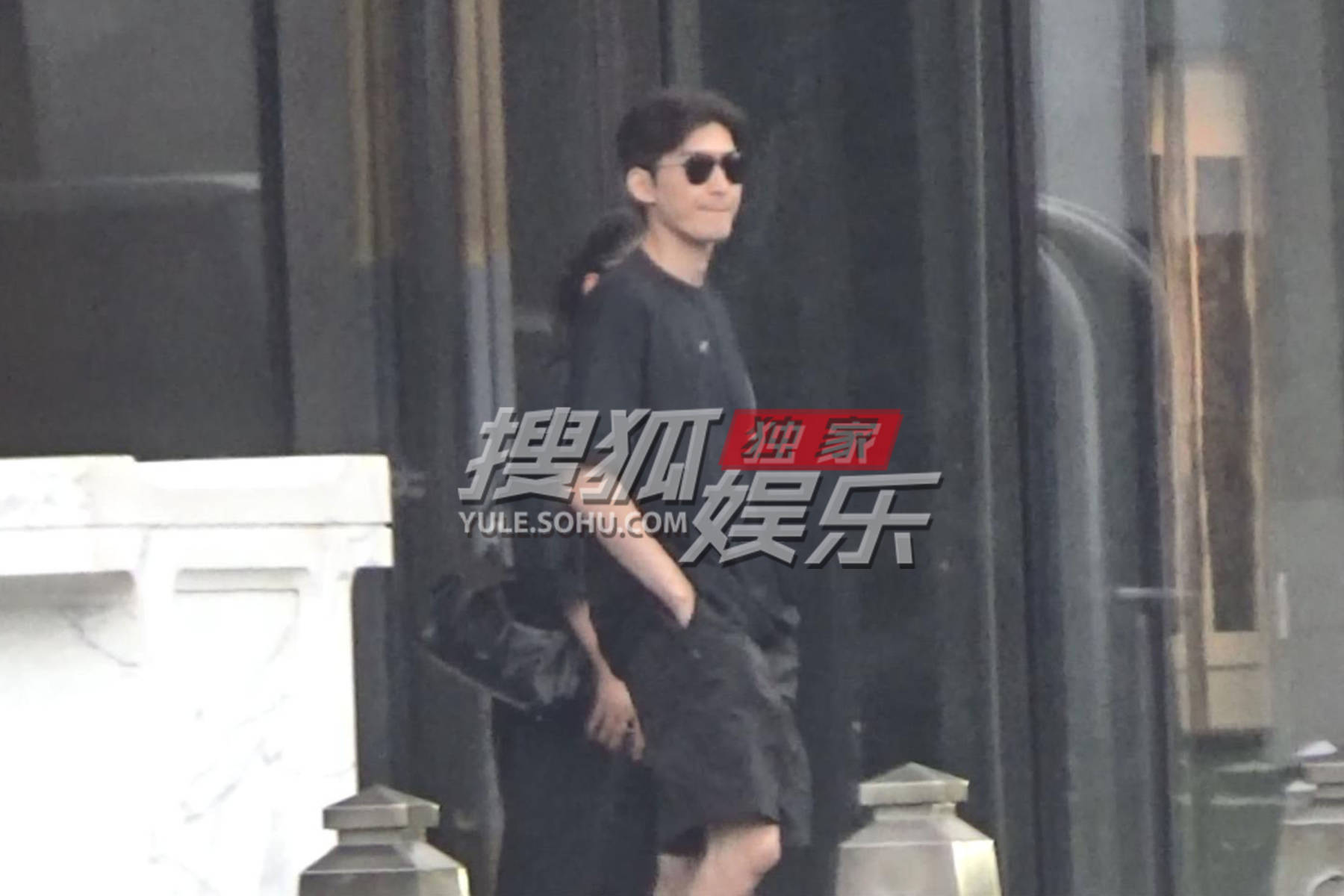搜狐娱乐讯(洪水工作室/图文)近日,张瀚和朋友酒店聚会.